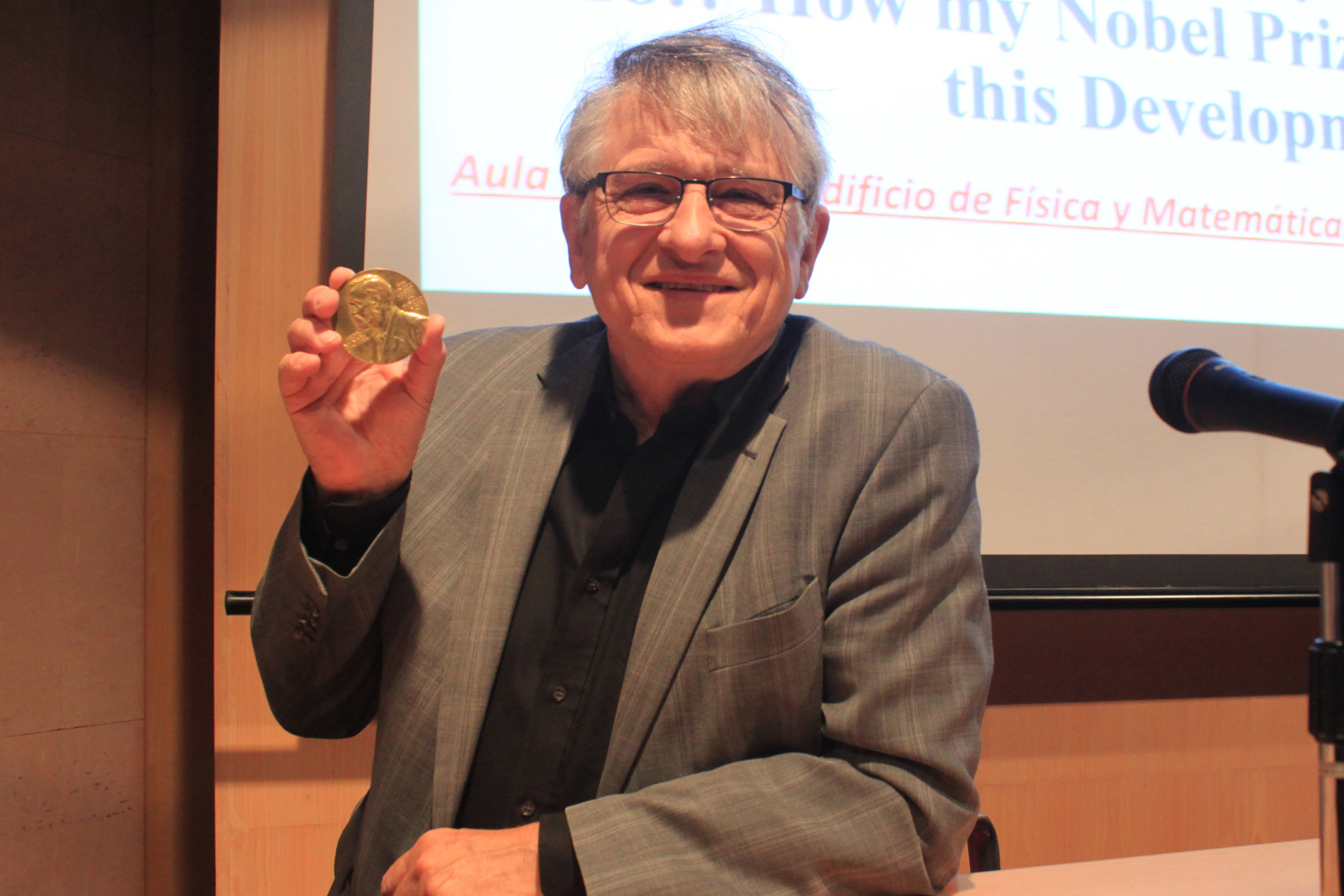 Klaus-von-K.-con-la-medalla-del-Premio-Nobel-CLAUDIA-PAIS.jpg