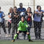 Padres y madres observan un partido de fútbol base. Foto: Néstor Ávila