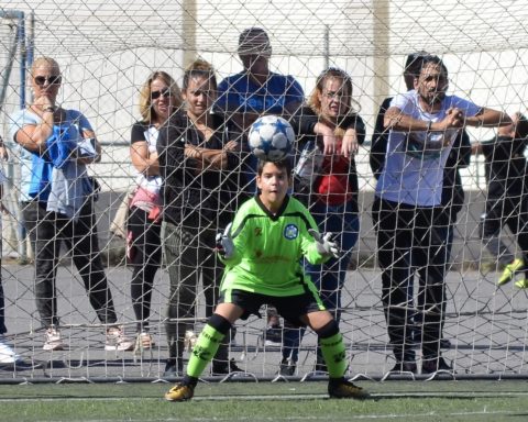 Padres y madres observan un partido de fútbol base. Foto: Néstor Ávila