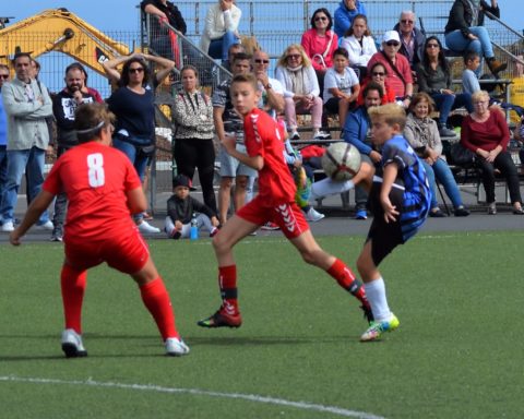 Las gradas llenas de espectadores en un encuentro de fútbol base. Foto: Néstor Ávila