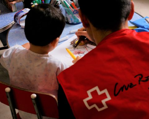 El personal de Cruz Roja trabaja con la infancia en los hospitales Foto: PULL