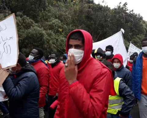 Cerca de 2000 personas marchan por el bloqueo migratorio en Canarias