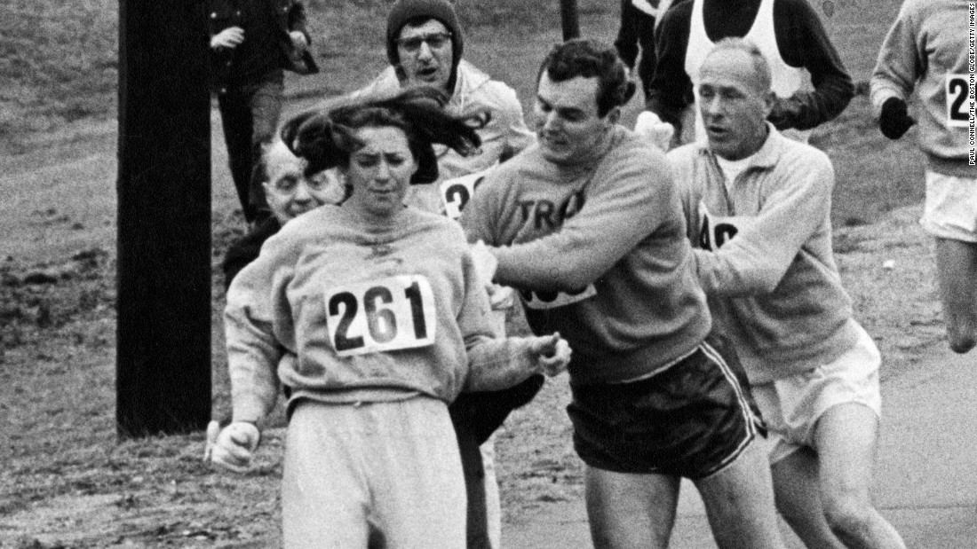 Kathrine Switzer corriendo el maratón de Boston en 1967. Foto: PULL