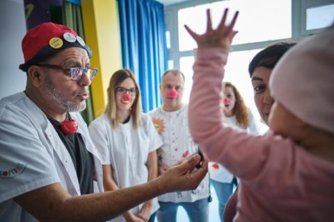 Asociación Niños con Cáncer Pequeño Valiente participando en actividades en la planta de oncología Foto: PULL