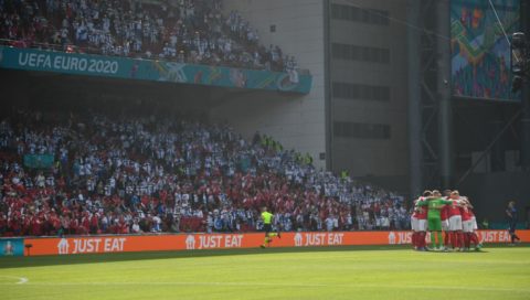 La los jugadores de Dinamarca se unen todos antes de reanudar el partido