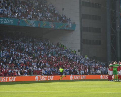 La los jugadores de Dinamarca se unen todos antes de reanudar el partido