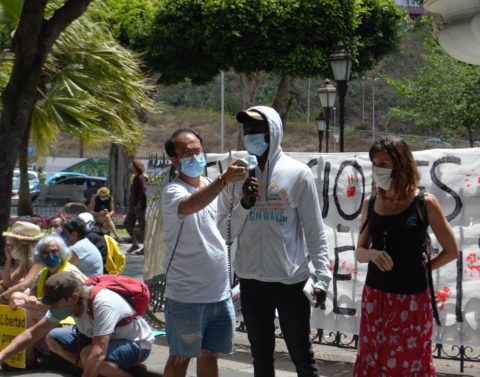 Los migrantes del campamento de Las Raíces compartieron testimonios de su experiencia, contando con traductores al momento.