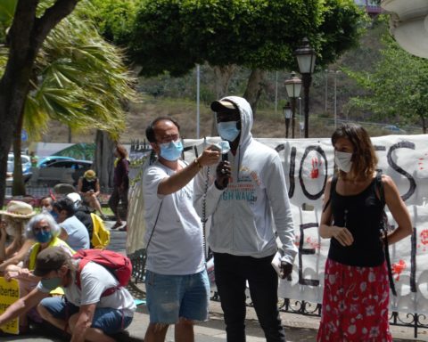 Los migrantes del campamento de Las Raíces compartieron testimonios de su experiencia, contando con traductores al momento.