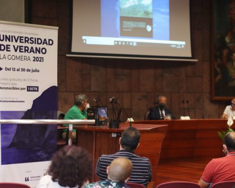 El acto de apertura de la Universidad de Verano de La Gomera se llenó de personas interesadas en el programa. Foto: Raida Peig