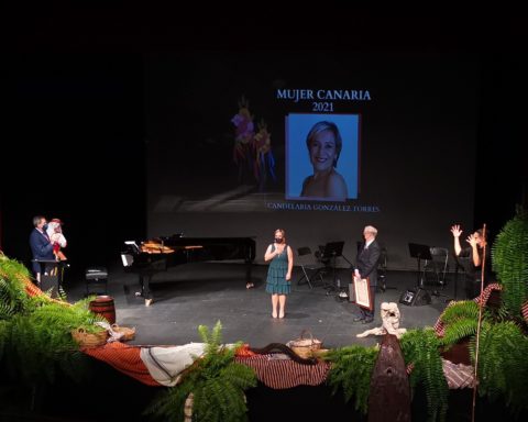 La soprano Candelaria González recibiendo la ovación del público. Foto: María Lemus.