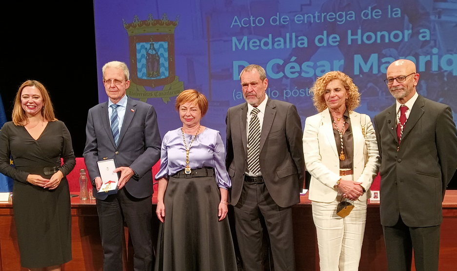 Presidenta del Cabildo Insular de Lanzarote, presidente de la Fundación César Manrique, Rectora de la ULL, director de la Cátedra Cultural César Manrique y Secretaria general de la ULL en la entrega de la Medalla de Honor a César Manrique Foto: M. García