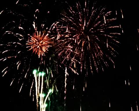 Exhibición de fuegos artificiales de la calle de El Medio. Foto: M. García