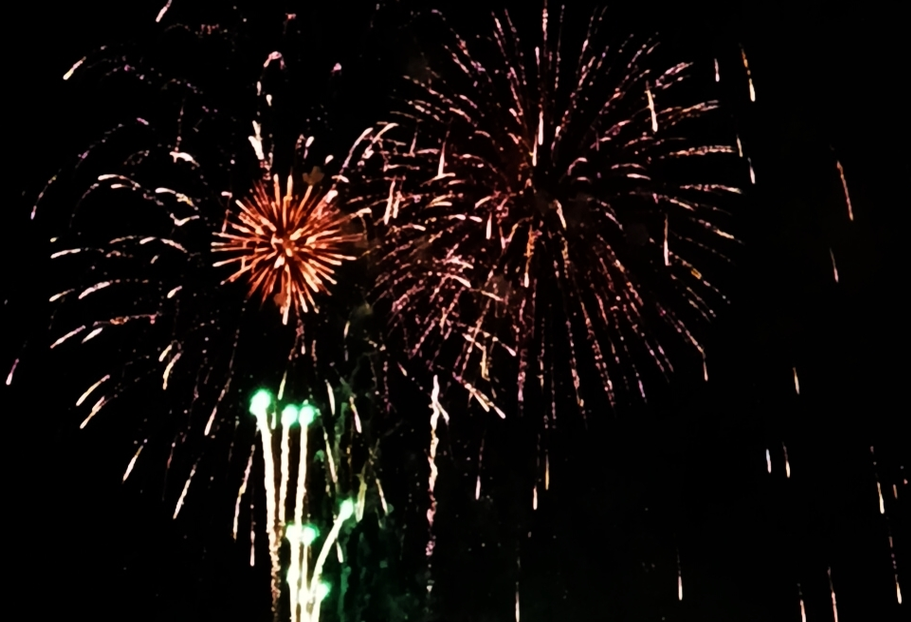 Exhibición de fuegos artificiales de la calle de El Medio. Foto: M. García