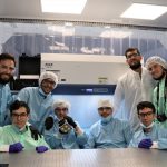 El equipo trabajó en las instalaciones del IACTEC para montar el satélite. Foto: T. López