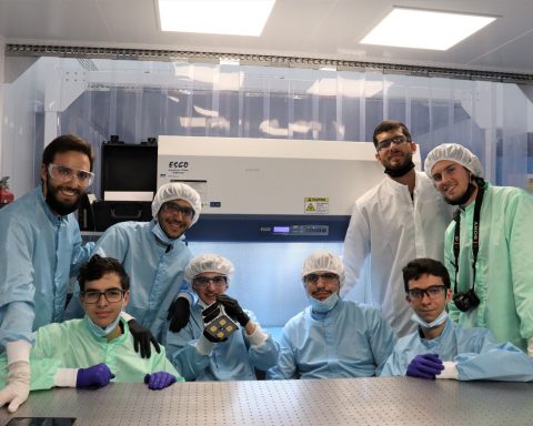 El equipo trabajó en las instalaciones del IACTEC para montar el satélite. Foto: T. López